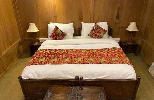 Dal Lake Bed & Breakfast | Nazneen Group Of Houseboats