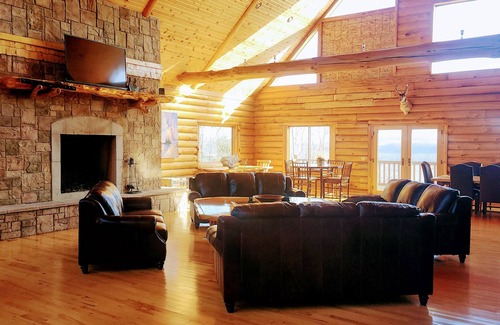 Cassville Cabin | nBeautiful, Spacious Wisconsin Log Cabin Lodge With Breathtaking Water Views!