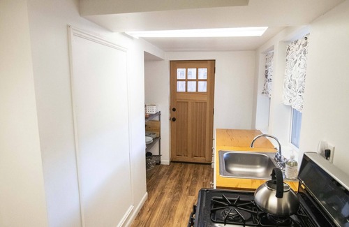 Forest Hills Apartment | nBig and Comfy in Forest HillsCleveland Park by the Metro & Zoo! King Size Bed!