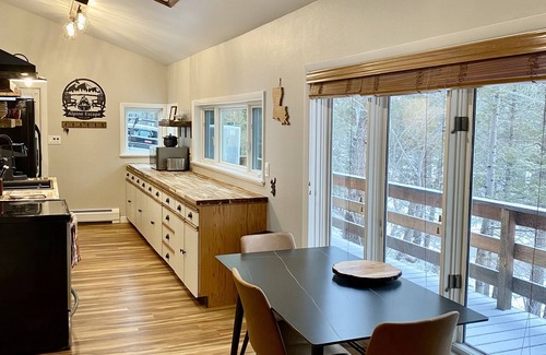 Lyons Cabin | nCozy retreat with a starlit hot tub, fire pit, fireplace & treehouse near RMNP.