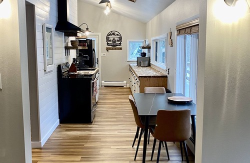 Lyons Cabin | nCozy retreat with a starlit hot tub, fire pit, fireplace & treehouse near RMNP.