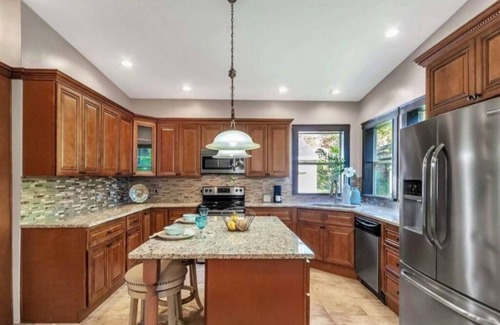 Northshore Triangle House | ND Home—spacious 5+ bdrms less than a mile from ND