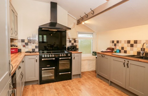 Waberthwaite Cottage | NEAR BANK COTTAGE, pet friendly, with hot tub in Waberthwaite