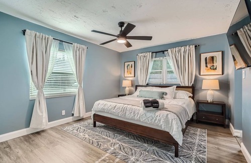 Ballast Point House | Near Bayshore Blvd, the 2nd to longest boardwalk in the US. Watch the dolphins.