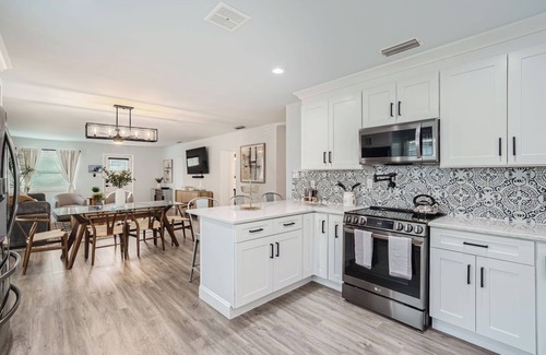 Ballast Point House | Near Bayshore Blvd, the 2nd to longest boardwalk in the US. Watch the dolphins.