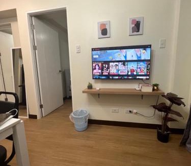 Kapitolyo Apartment | Near Bgc 1Br Wi-Fi Netflix balcony skyline