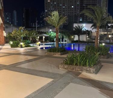 Kapitolyo Apartment | Near Bgc 1Br Wi-Fi Netflix balcony skyline