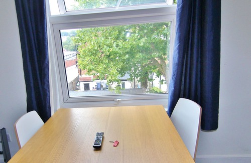 South Norwood Apartment | Near Croydon, Central London 20 minutes. New studio flat in period house.