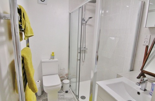 South Norwood Apartment | Near Croydon, Central London 20 minutes. New studio flat in period house.