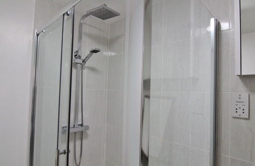 South Norwood Apartment | Near Croydon, Central London 20 minutes. New studio flat in period house.