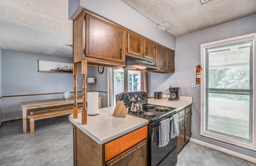 Ellendale House | Near Dining & MEM - Hickory Hill Home