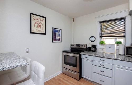 Sherman Hill House | Near Downtown ~ 2BDR & Fun Backyard ~ Pet Friendly