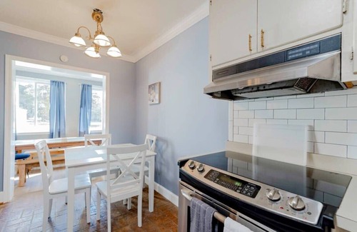 Columbia House | Near Downtown & On the Water! Sweet Retreat!