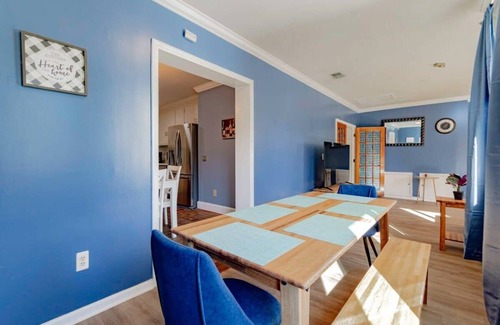 Columbia House | Near Downtown & On the Water! Sweet Retreat!