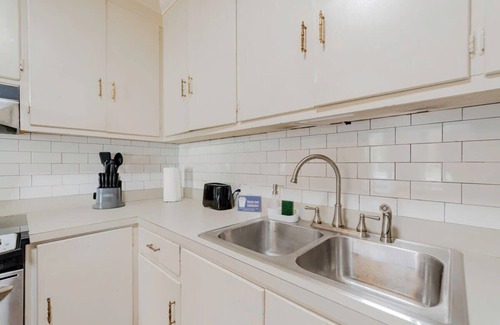 Columbia House | Near Downtown & On the Water! Sweet Retreat!