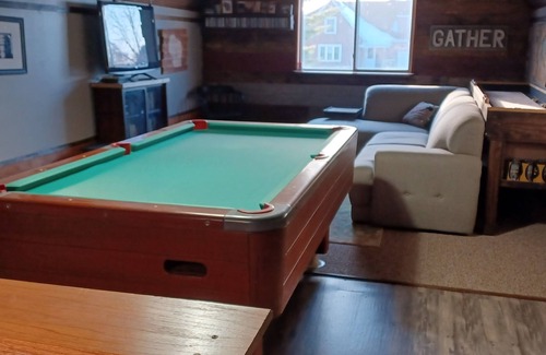 Omro House | Near EAA Quiet Neighborhood