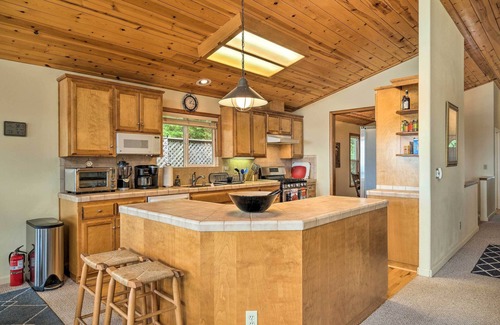 Mi-Wuk Village House | Near Hiking: Home w/Deck in Twain Harte!