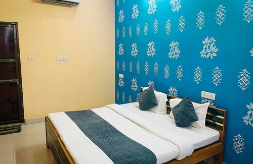 Varanasi Hotel | Near Kashi Vishwanath temple Charming 9-bedroom hotel with AC, WiFi Varanasi