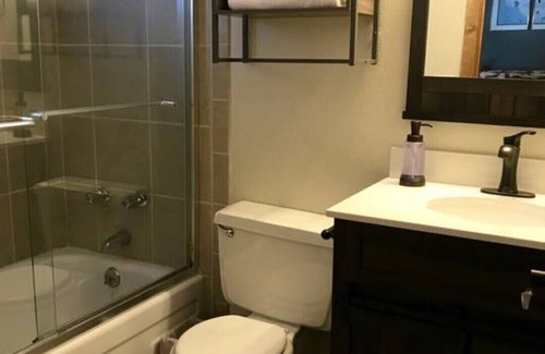 Pioneer Trail House | NEAR SLOPES AND LAKE! Rustic, Cozy, Renovated, Unique, Modern, hot tub!