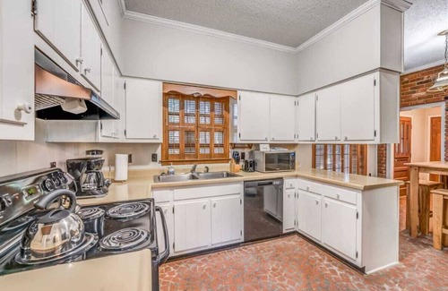 Whitehaven House | Near the Airport and Graceland! Holmesdale Hideout