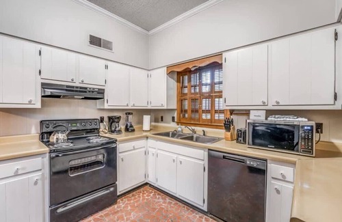 Whitehaven House | Near the Airport and Graceland! Holmesdale Hideout