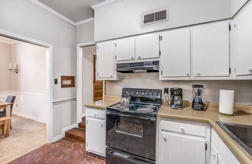 Whitehaven House | Near the Airport and Graceland! Holmesdale Hideout