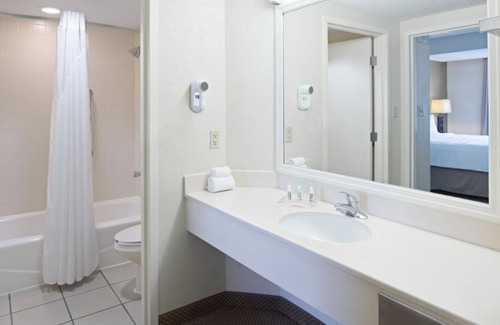 Florida Center Hotel | Near to Local Attractions! 2 Amazing Rooms w/2 Double Beds, Self-Parking, Pool