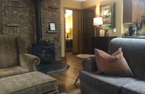 Necedah House | Necedah 2 Bdrm Vacation Cabin 5 Mins to Castle Rock Lake & Near Wisconsin Dells