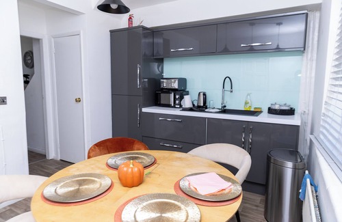 Little Hulton House | nEntire 3Bed in Greater Manchester| Fast Wi-Fi, Garden & Free Parking.