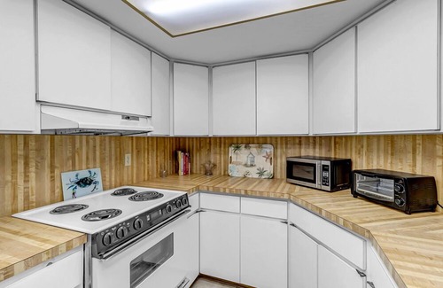 Neptune Beach House | Neptune's Nest - Beachside living just steps to the ocean and great dining