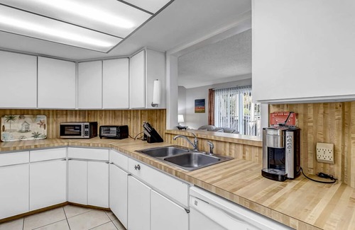 Neptune Beach House | Neptune's Nest - Beachside living just steps to the ocean and great dining