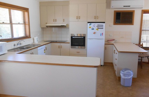 Ardrossan House | Nevah Barc ~ Short walk to shops and jetty!