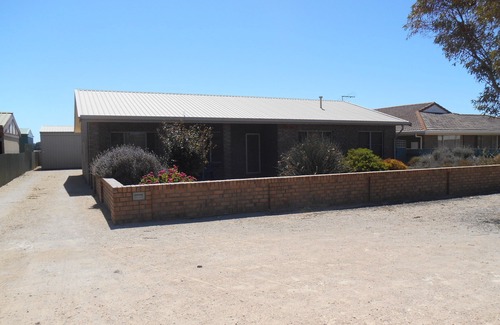 Ardrossan House | Nevah Barc ~ Short walk to shops and jetty!