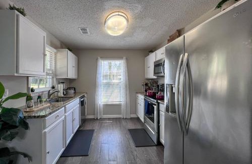 Norcross House | New! 10 Guest! King Bed! Patio! Grill! Near ATL & Downtown Norcross