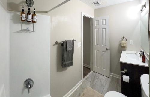 Norcross House | New! 10 Guest! King Bed! Patio! Grill! Near ATL & Downtown Norcross