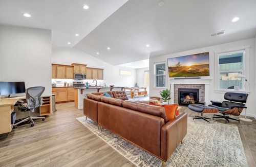 Twin Falls House | New 2 level Twin Falls Home, 2 masters!