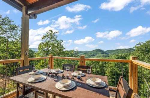 Pigeon Forge Ski Chalet | New/3 King Suites/Sleeps12/View/5 mi to PF/Hot tub