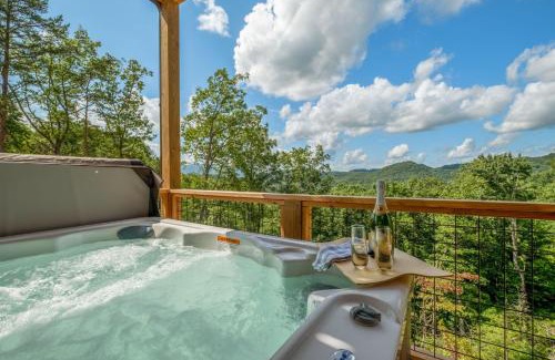 Pigeon Forge Ski Chalet | New/3 King Suites/Sleeps12/View/5 mi to PF/Hot tub