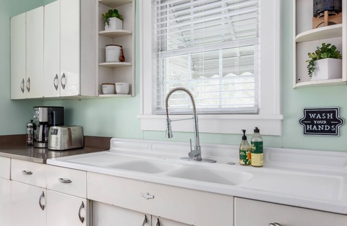 High Point Cottage | ★NEW! 3 mins to HPU w/cornhole,throwing axes,billiards,firepit★