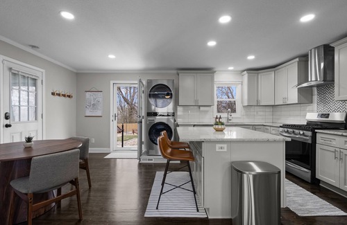 Pendleton Heights House | New! 3bd/2ba, 5 mins to downtown, Centrally located in Historic NE neighborhood