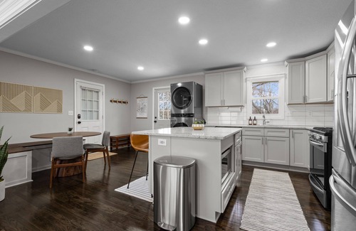 Pendleton Heights House | New! 3bd/2ba, 5 mins to downtown, Centrally located in Historic NE neighborhood