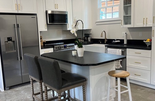 Oxford Cottage | New 3BR/2BA - Walk to Square. Ideal for Game Day & Family Stays