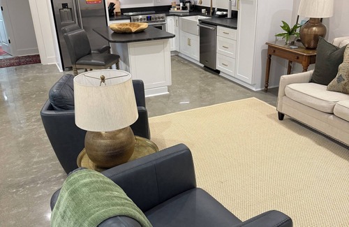 Oxford Cottage | New 3BR/2BA - Walk to Square. Ideal for Game Day & Family Stays