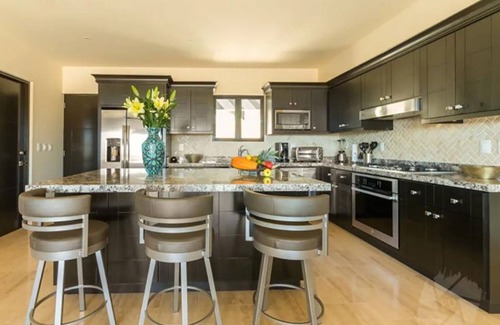 Paraiso Escondido Villa | ¡New 3BR-3.5BA w/Pool, Terrace, Jacuzzi, Golf Course & Oceanview!