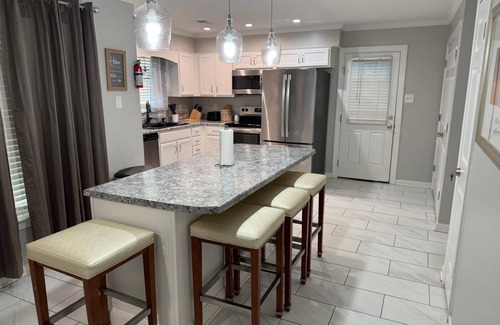 Cordova House | New 4 BR+Extra Space Beds- Retreat w/Private Pool