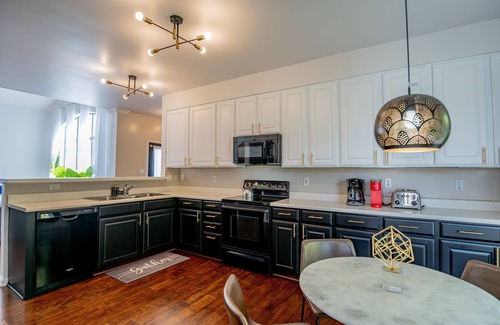 The Gate House | NEW 4BR house w/2 King Suites Garage Parking