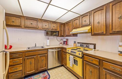 McCall House | New* 70s Lakefront condo - dock - pool - beach -