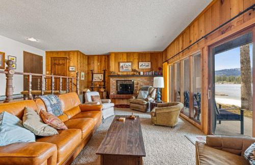 McCall House | New* 70s Lakefront condo - dock - pool - beach -
