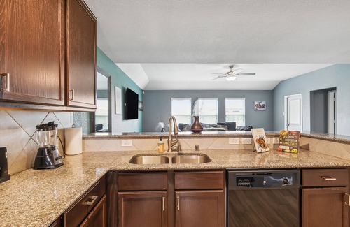 Houston House | NEW 7min from IAH @Houston Luxury 4BR w/patio