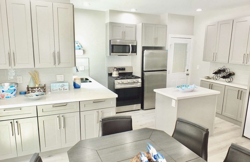 Peninsula Condo | New Beach & Bay Retreat Full of Amenities!